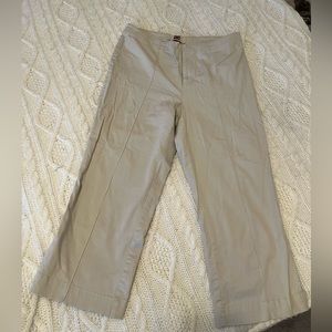 Cream colored capris. Size 8.❤️